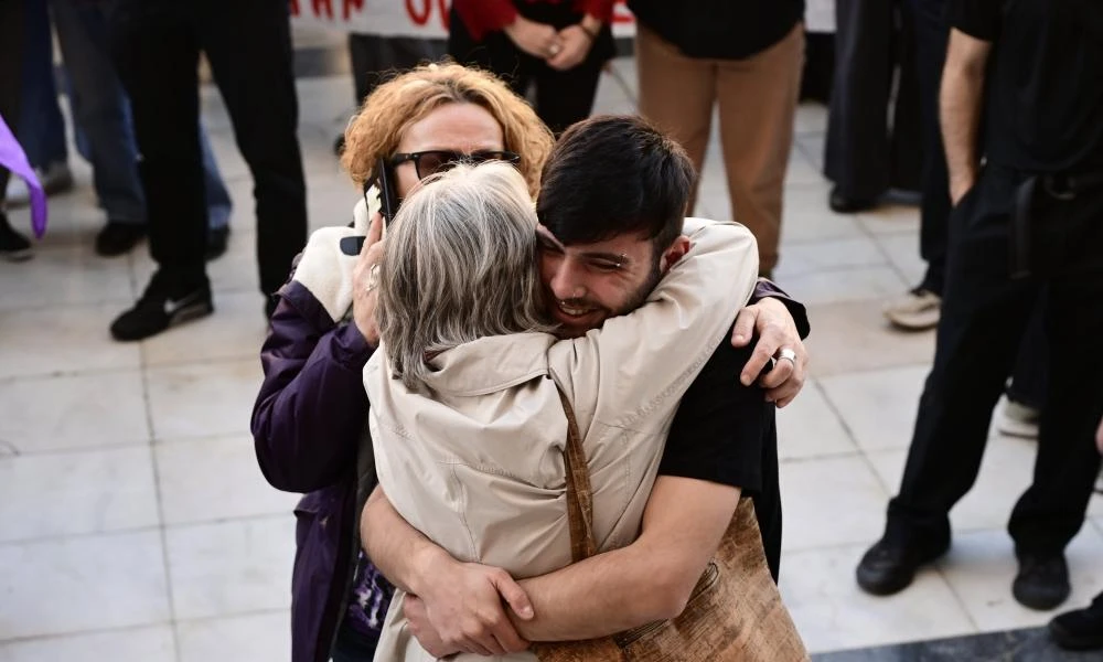 Δικαίωση για την 12χρονη στον Κολωνό: Χειροκροτήματα και δάκρυα συγκίνησης